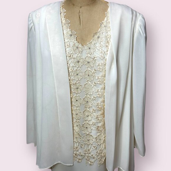 Vintage white formal dress with attached cape and crocheted lace Plus Size - Picture 5 of 7
